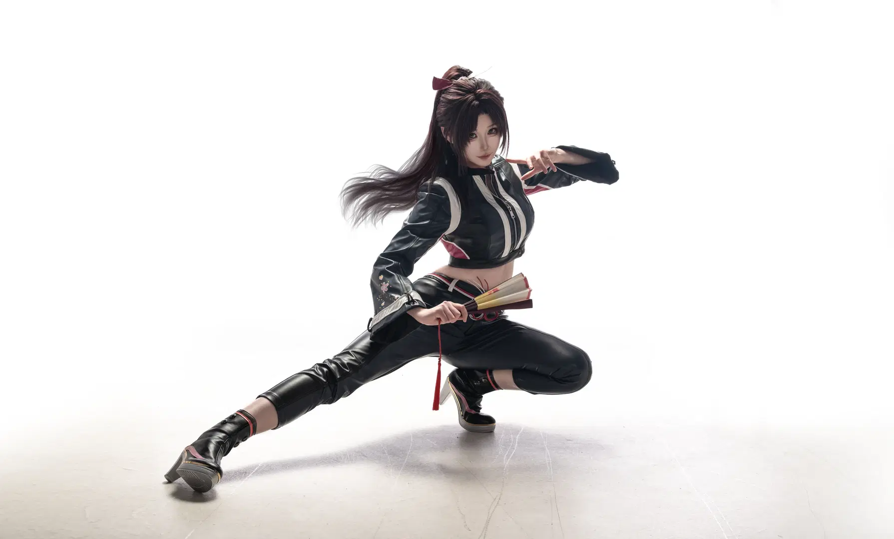 【Mai Shiranui cosplay】Street Fighter 6: Studio Shoot of the Classic Look — Fighting Game Cosplay with Leather Jacket & Fan Prop by 不爱吃饭的乔老师 - Image 3