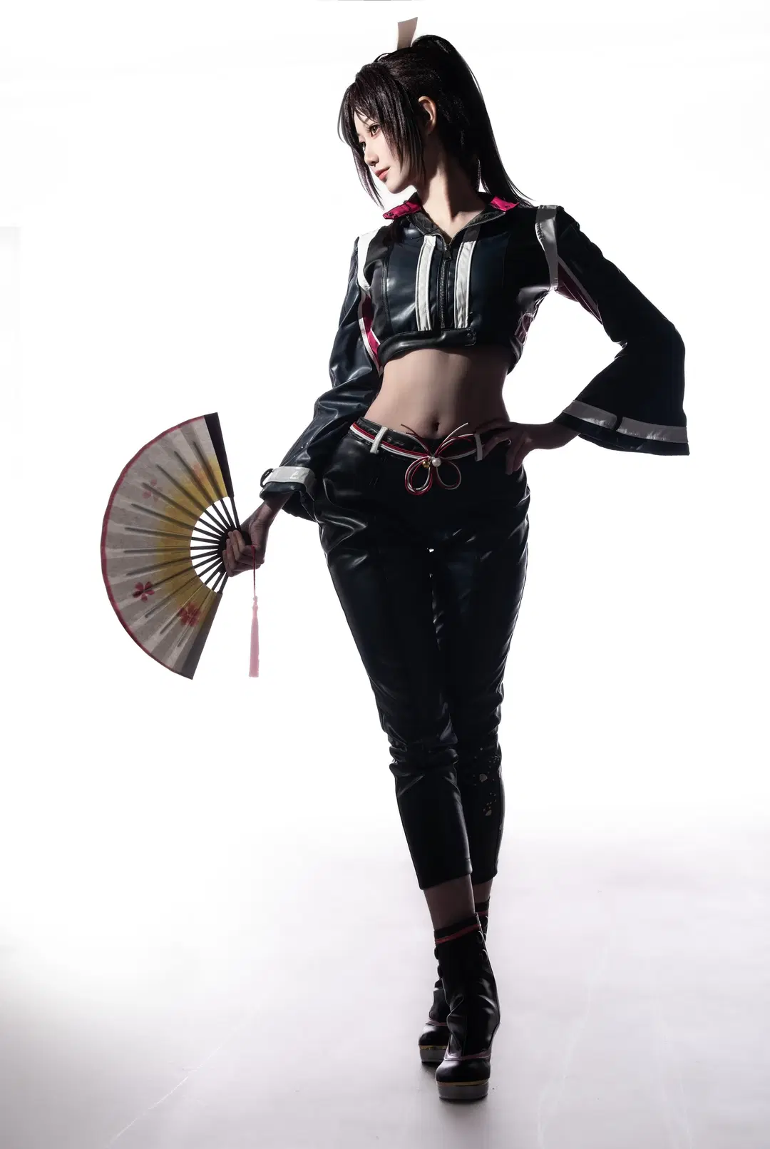 【Mai Shiranui cosplay】Street Fighter 6: Studio Shoot of the Classic Look — Fighting Game Cosplay with Leather Jacket & Fan Prop by 不爱吃饭的乔老师 - Image 5