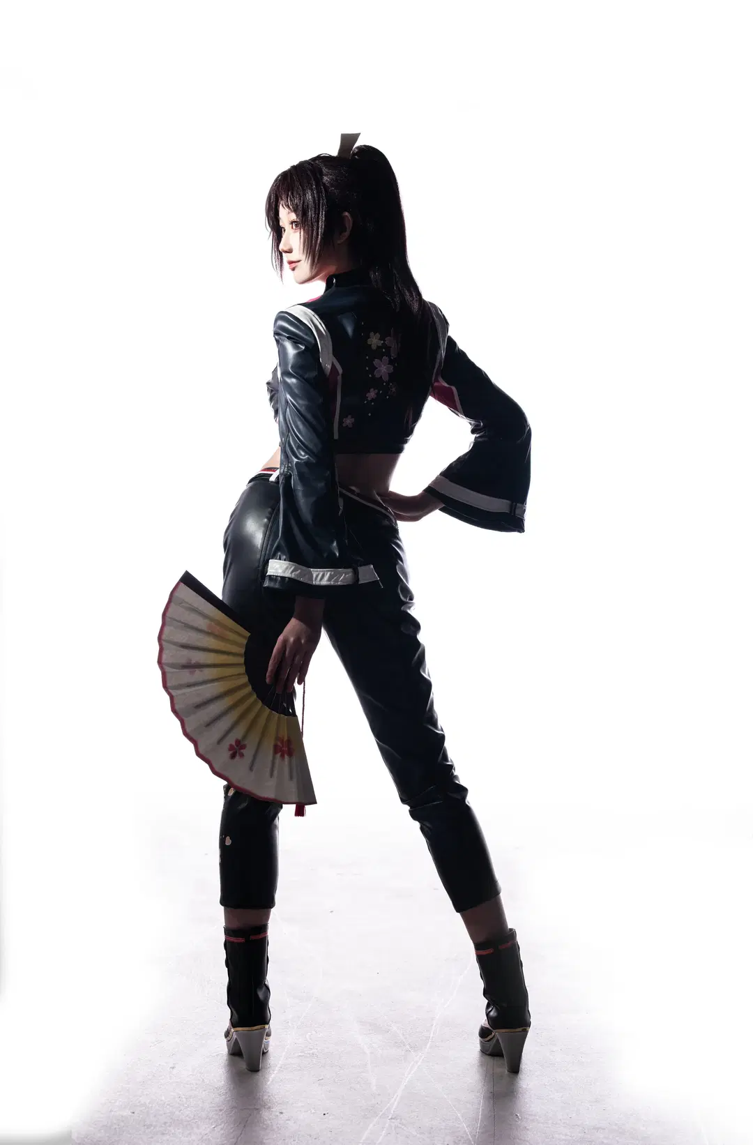 【Mai Shiranui cosplay】Street Fighter 6: Studio Shoot of the Classic Look — Fighting Game Cosplay with Leather Jacket & Fan Prop by 不爱吃饭的乔老师 - Image 6