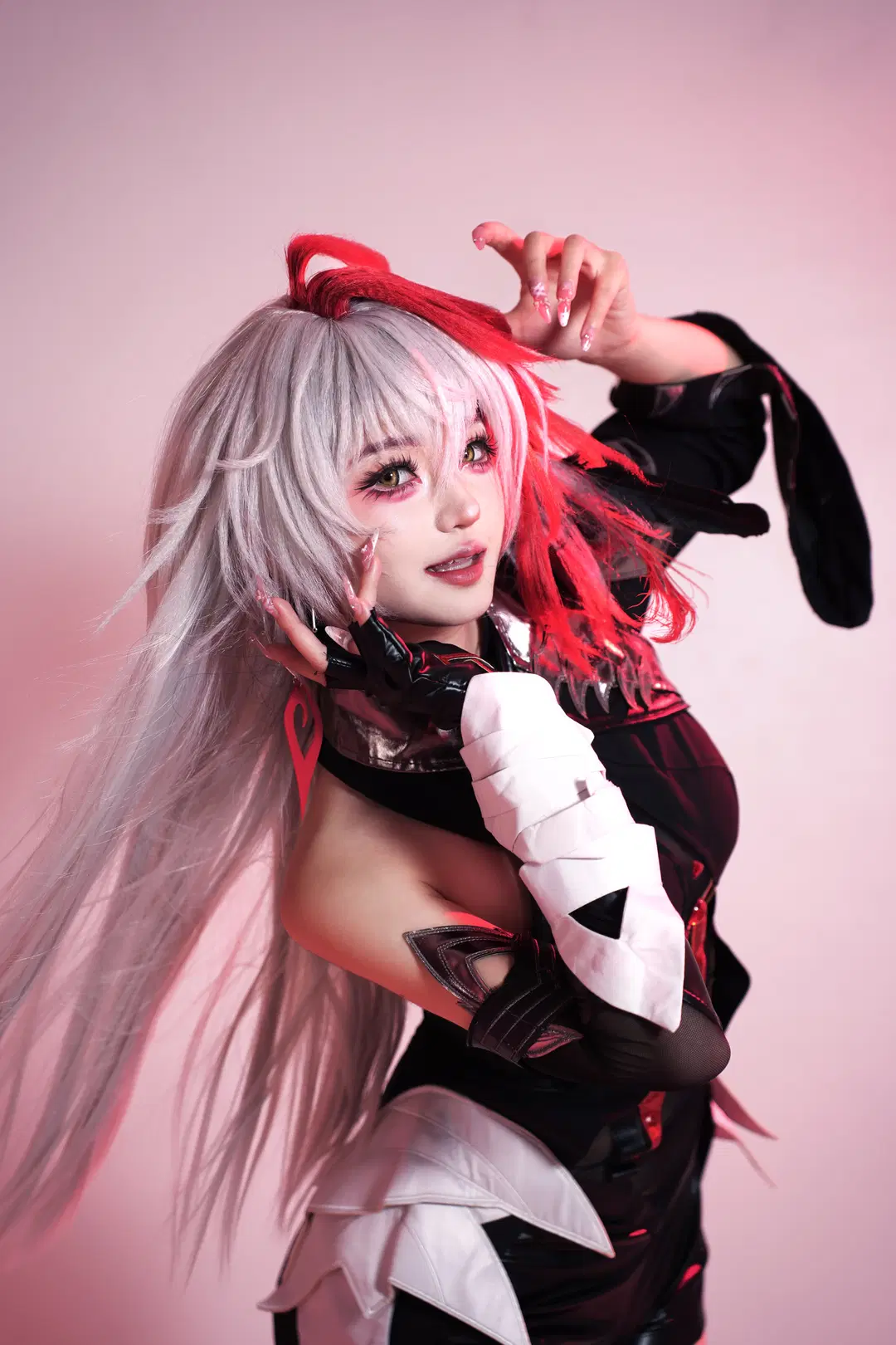 [Raiden Ei cosplay] Silver hair with red dip-dye and dark leather jacket: Tense pose record under pink backdrop by 小也 - Image 2
