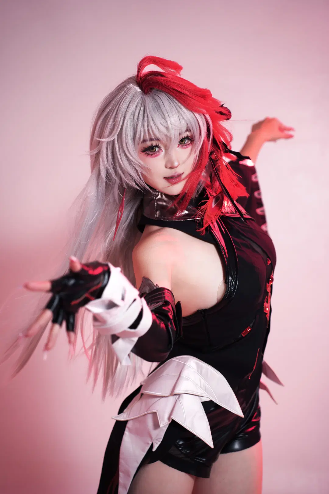 [Raiden Ei cosplay] Silver hair with red dip-dye and dark leather jacket: Tense pose record under pink backdrop by 小也 - Image 3