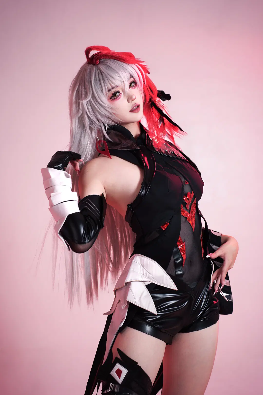[Raiden Ei cosplay] Silver hair with red dip-dye and dark leather jacket: Tense pose record under pink backdrop by 小也 - Image 4