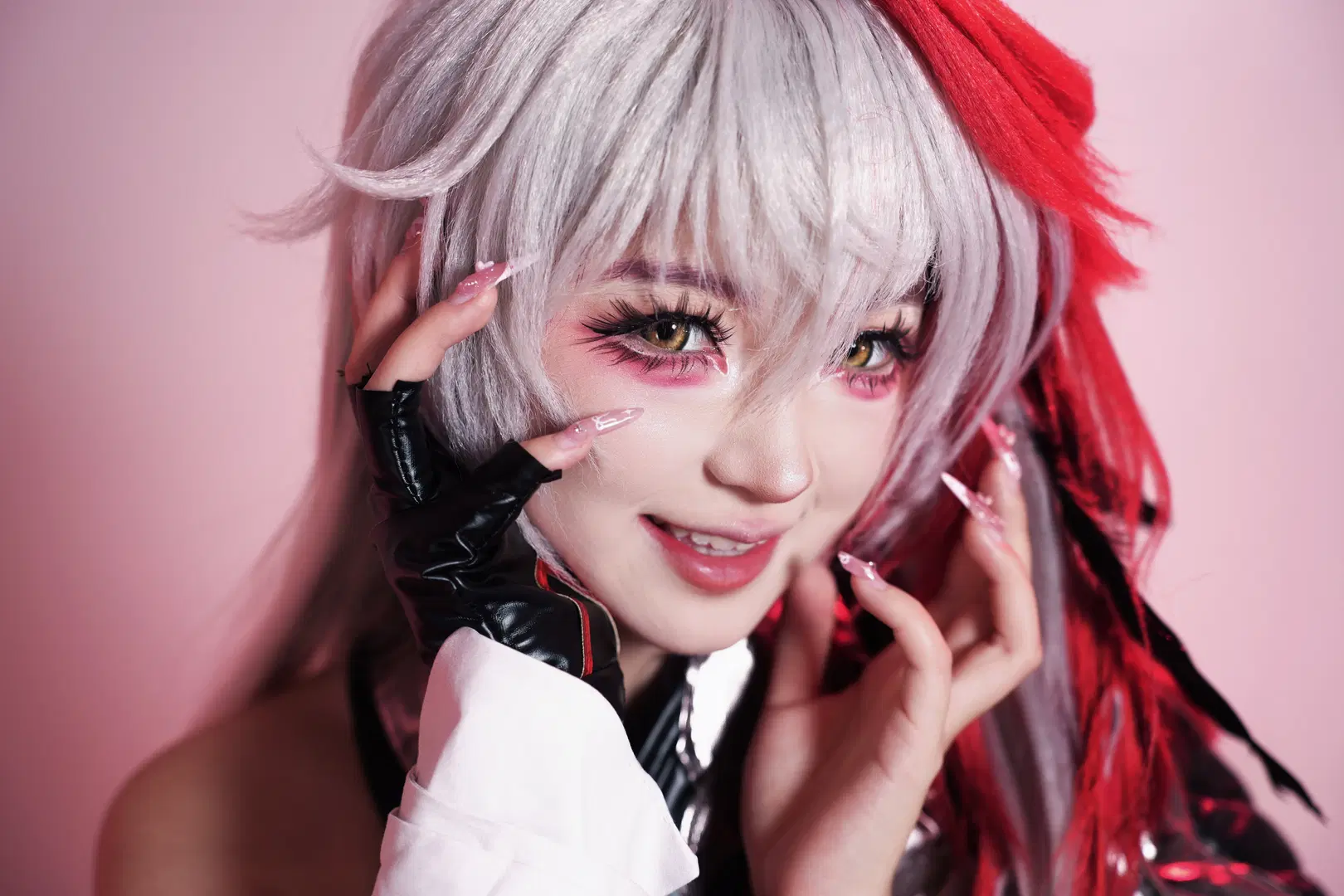 [Raiden Ei cosplay] Silver hair with red dip-dye and dark leather jacket: Tense pose record under pink backdrop by 小也 - Image 6