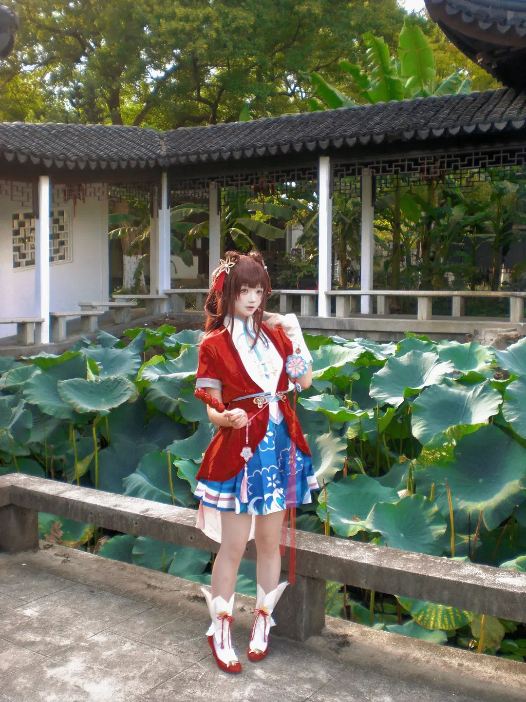 [Xishi cosplay] Posing references for Traditional style cosplay by the lotus pond in a garden by 小也 - Image 3