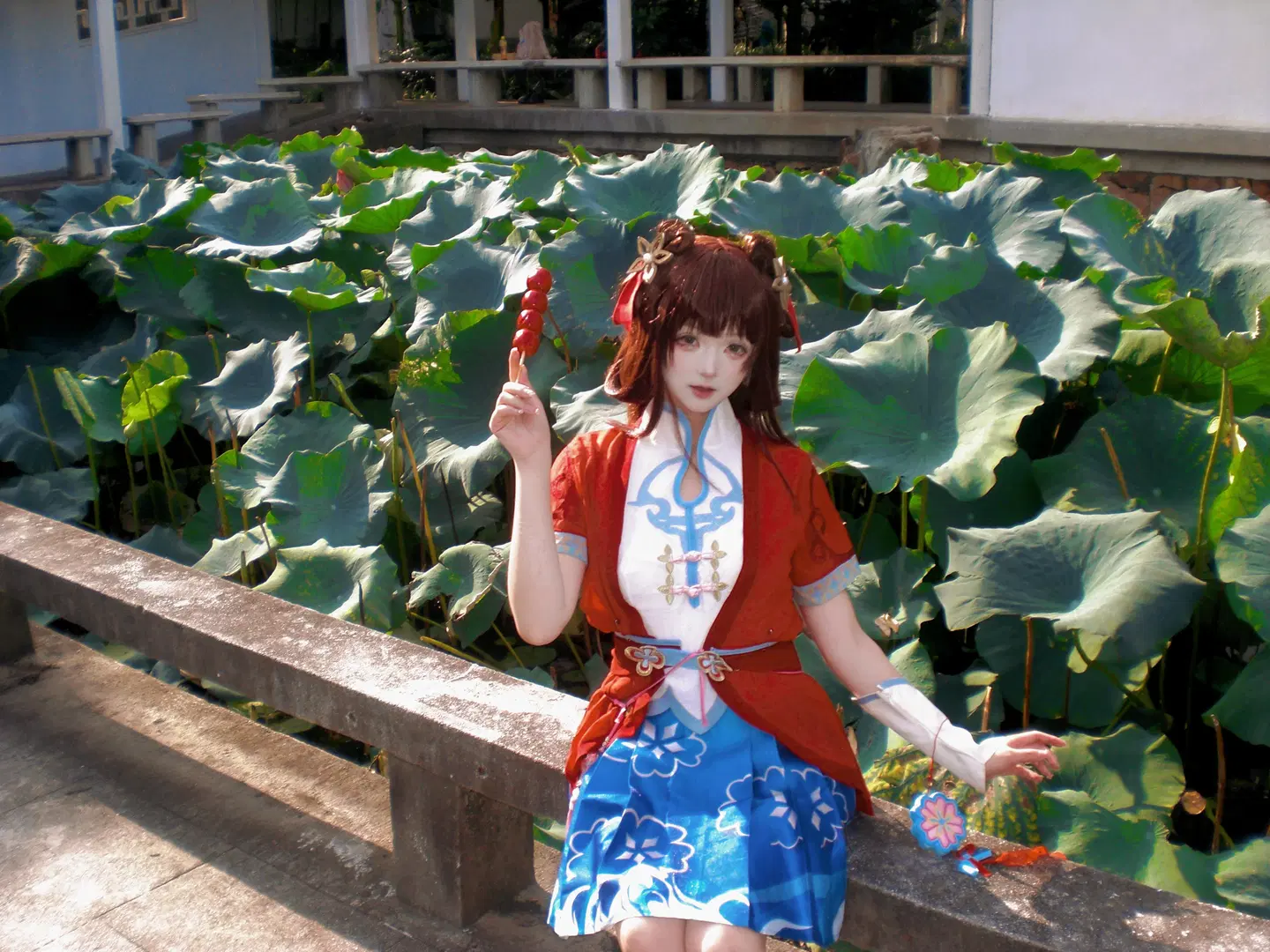 Traditional style cosplay, Xishi cosplay, Chinese-style photography, Garden exterior, candied hawthorns