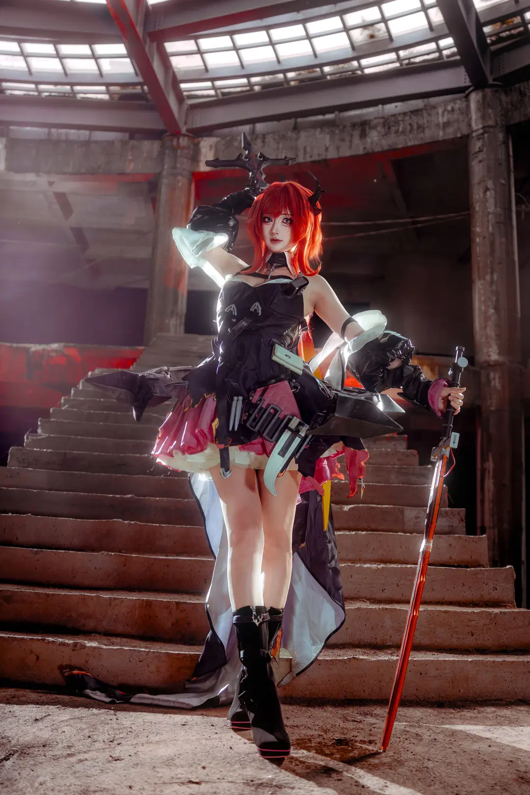 アークナイツ：エンドフィールド, 廃墟撮影, ゲームキャラクターコスプレ, 逆光ポートレート, レーヴァテイン コスプレ