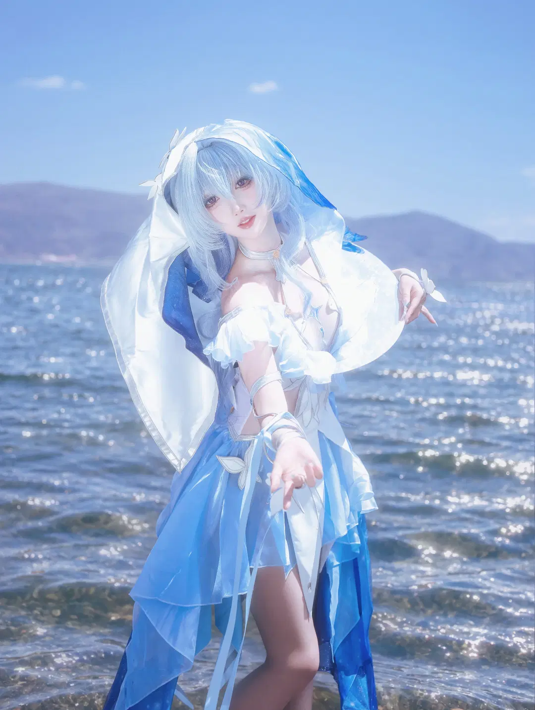[The Shorekeeper cosplay] Encountering a Healing Shade of Blue by Erhai Lake by 面饼丫面饼 - Image 2