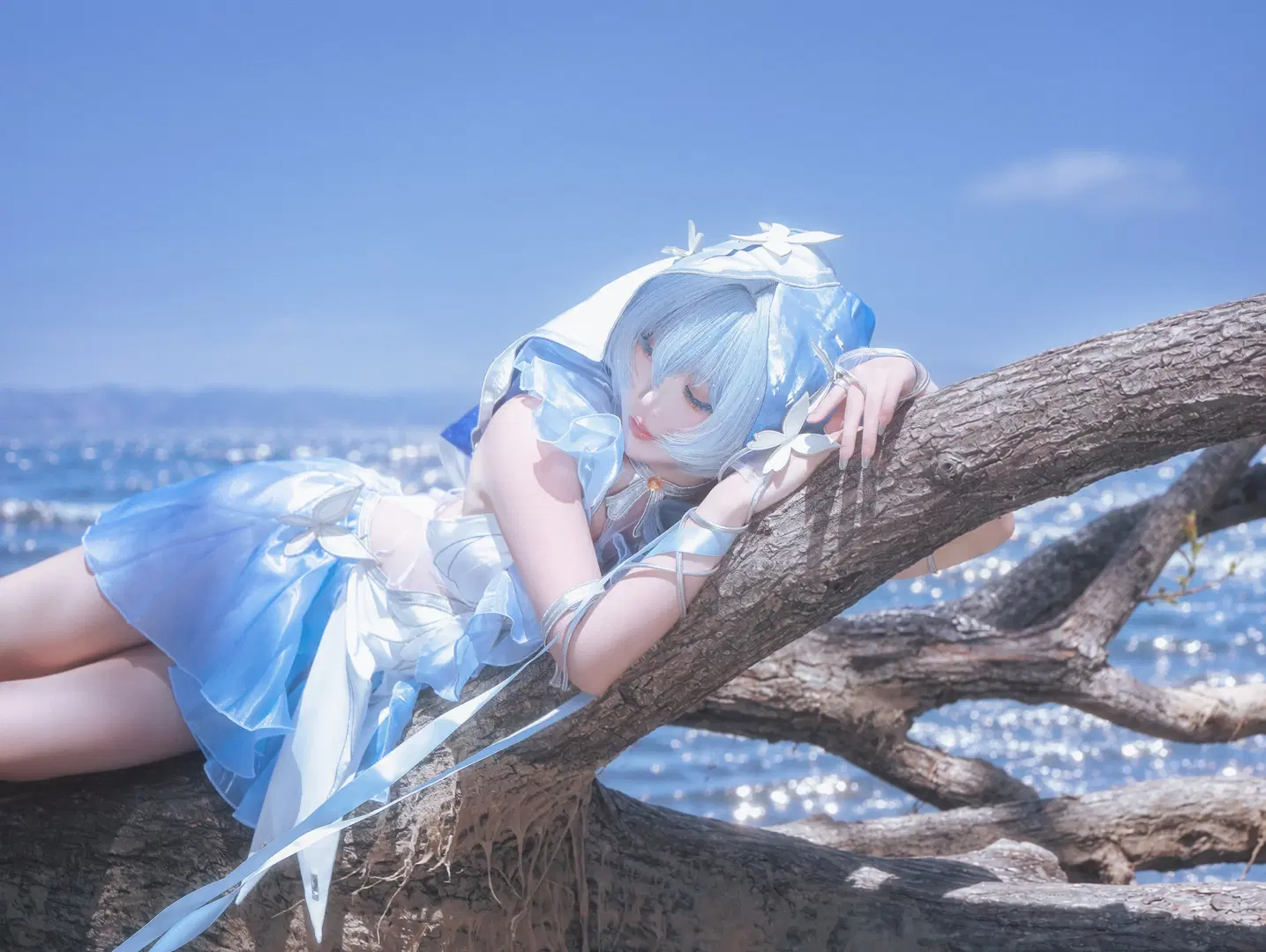 [The Shorekeeper cosplay] Encountering a Healing Shade of Blue by Erhai Lake by 面饼丫面饼 - Image 3