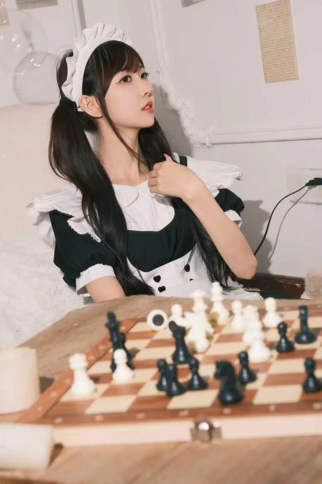 黑白女仆装扮搭配复古棋盘氛围感cos - 米三华（养成版） - 第4张