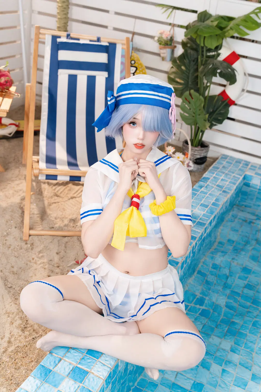 泳池写真, 蓝色假发, 水手服cos, 白丝过膝袜, 冬日泳池拍摄