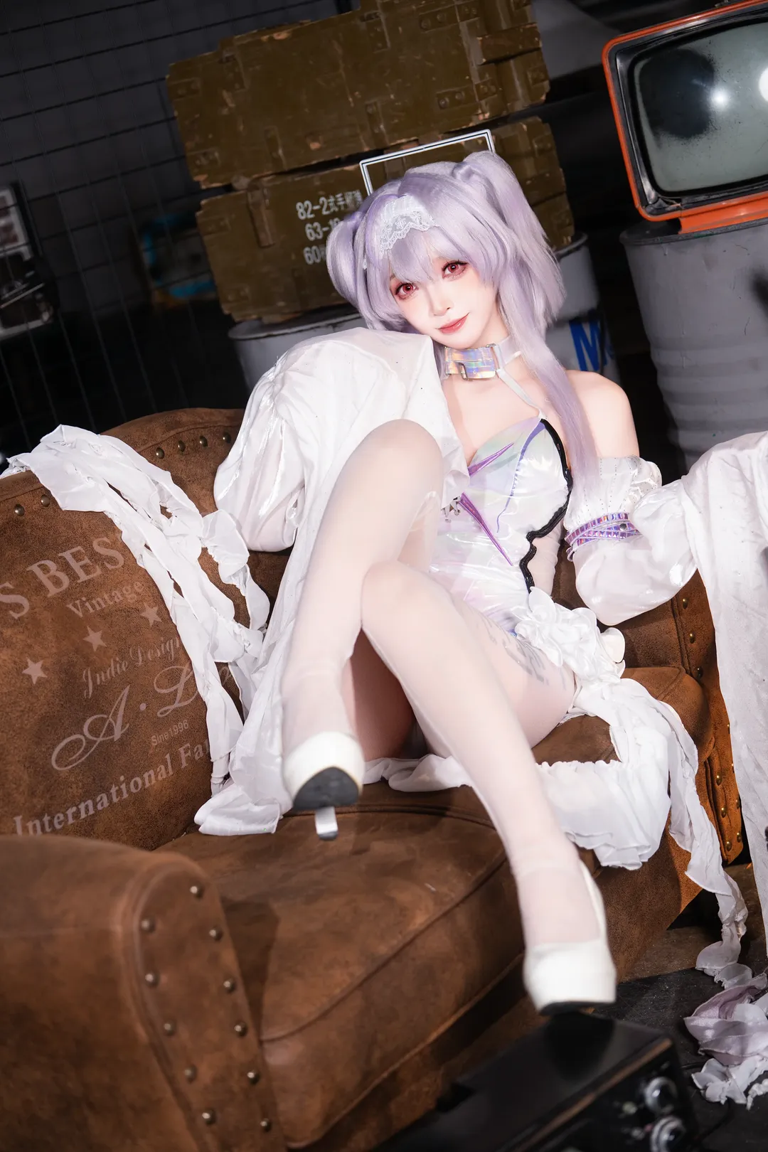コスプレ, 少女写真, 白ストッキング, 荒廃インダストリアル風, レーザーボディースーツ