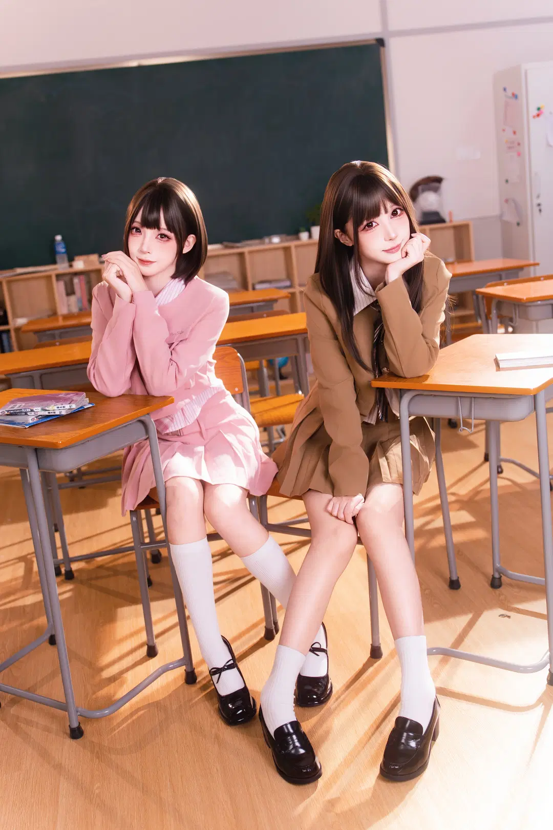 双人cosplay, 校园风JK制服, 教室氛围感写真, 白丝袜穿搭, 青春女主角