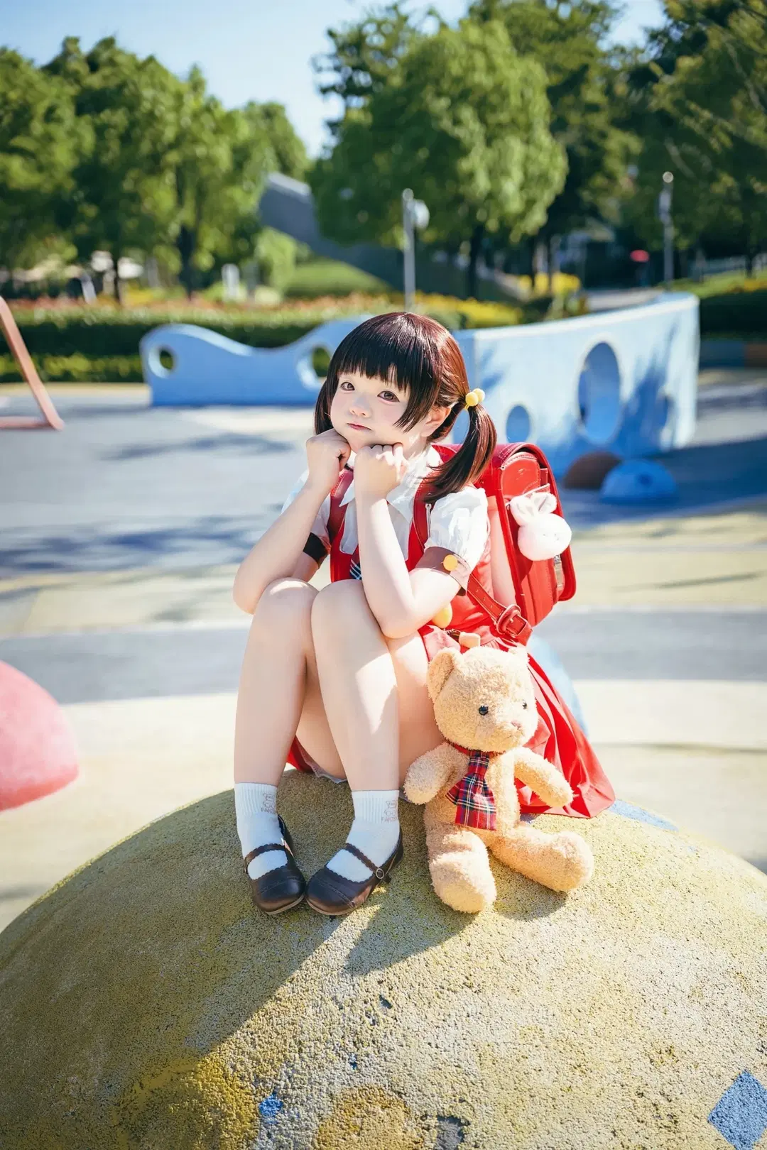 双马尾少女, 歌爱雪cos, 红背带裙, 游乐场写真, 童趣cosplay
