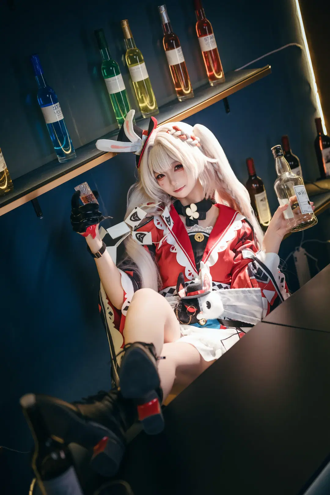 崩坏星穹铁道, 火花cos, 兔耳造型, 酒吧写真, 红黑穿搭