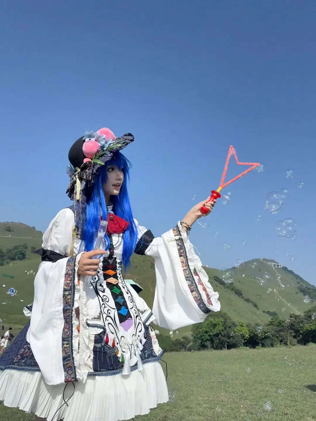 东方Project, 比那名居天子cos, 户外cos摄影, 天人, 草地人像