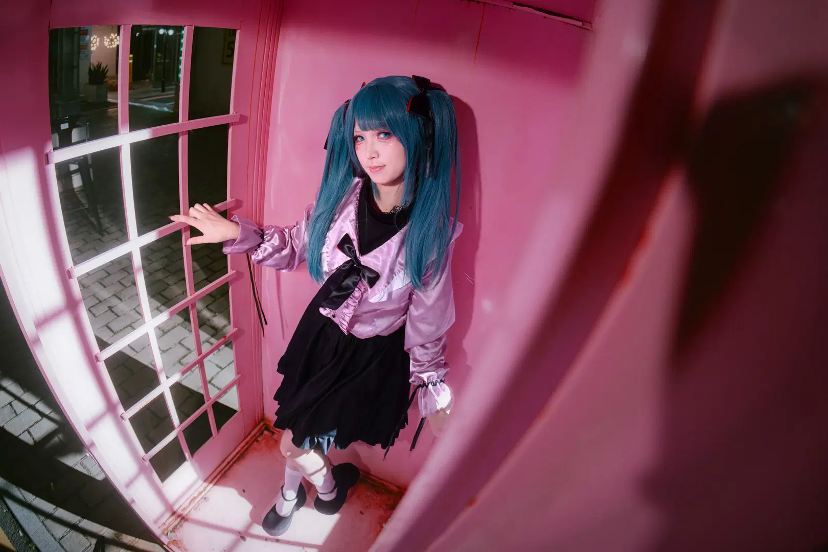 初音未来吸血鬼主题夜景cos 粉色缎面与白丝氛围感拉满 - 好烦一直想拍照 - 第2张