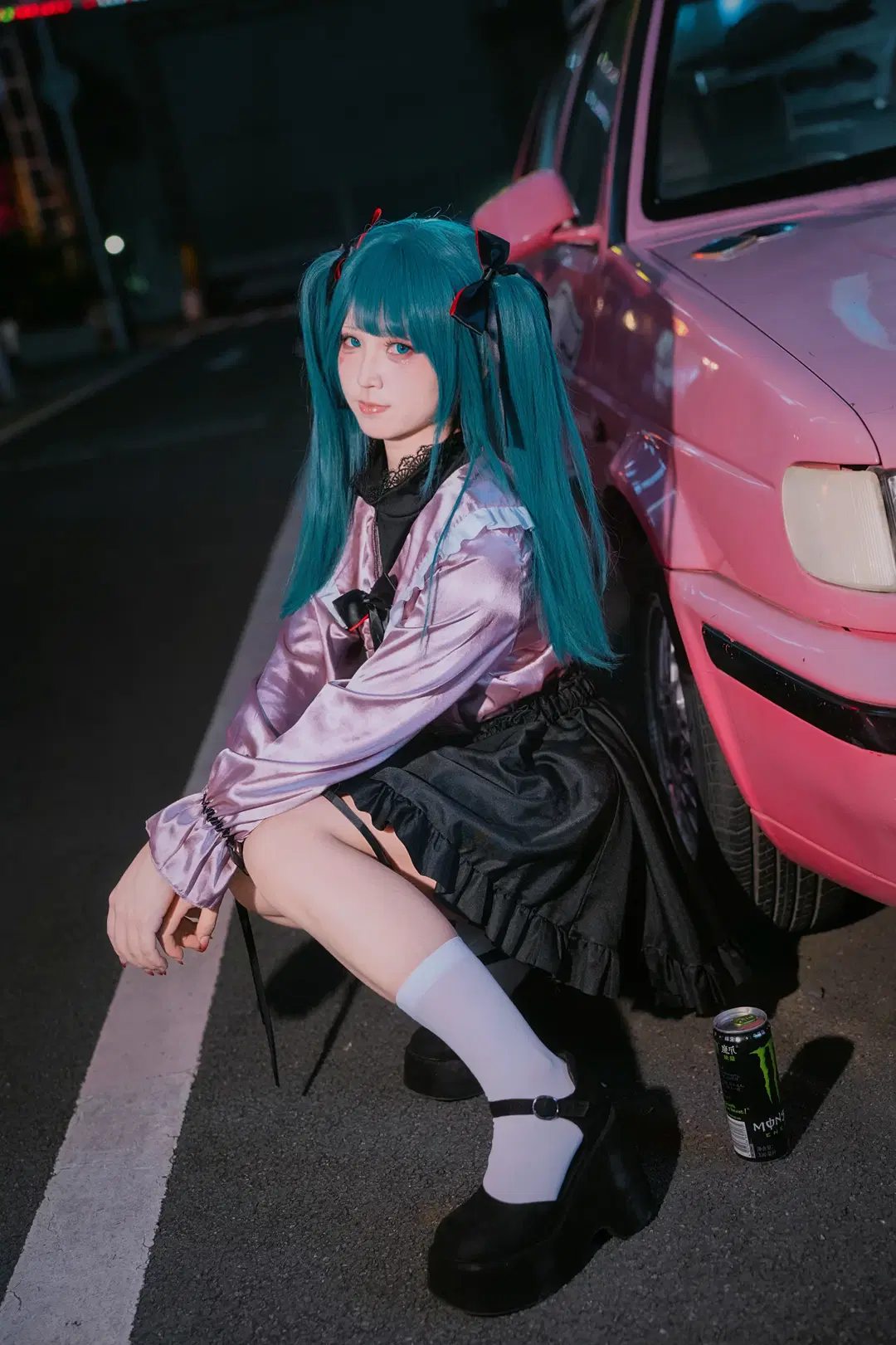 初音未来吸血鬼主题夜景cos 粉色缎面与白丝氛围感拉满 - 好烦一直想拍照 - 第3张