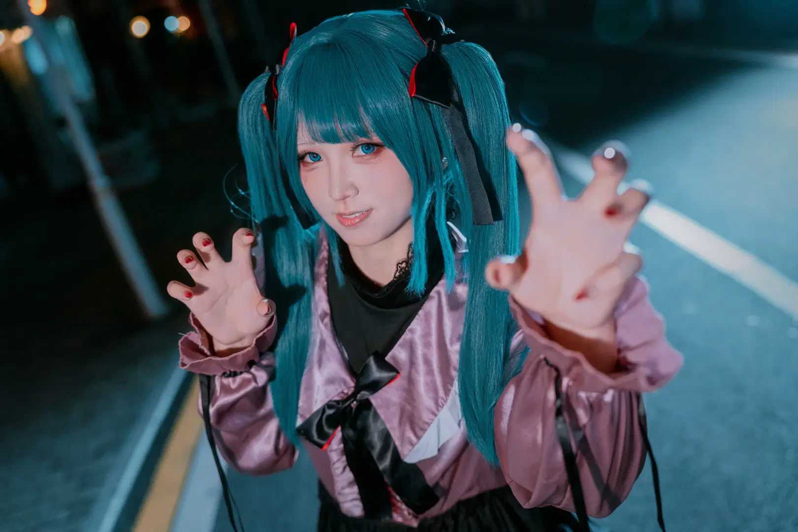 初音未来吸血鬼主题夜景cos 粉色缎面与白丝氛围感拉满 - 好烦一直想拍照 - 第5张