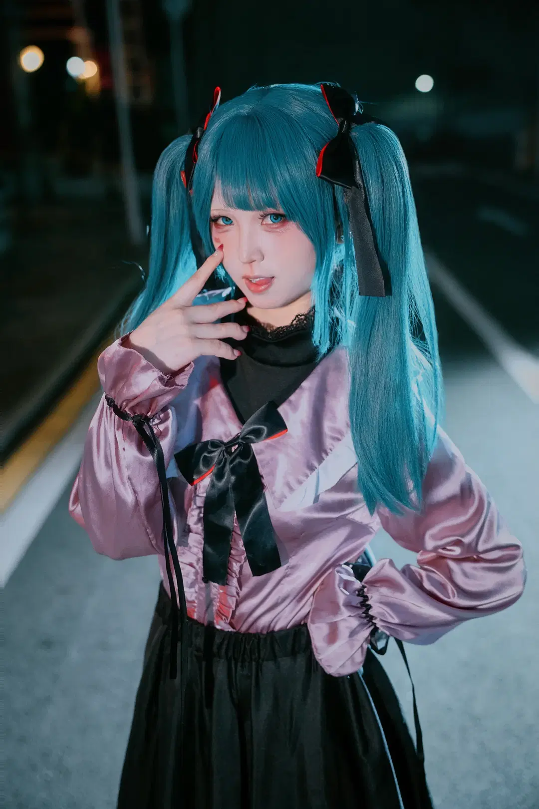 初音未来吸血鬼主题夜景cos 粉色缎面与白丝氛围感拉满 - 好烦一直想拍照 - 第6张