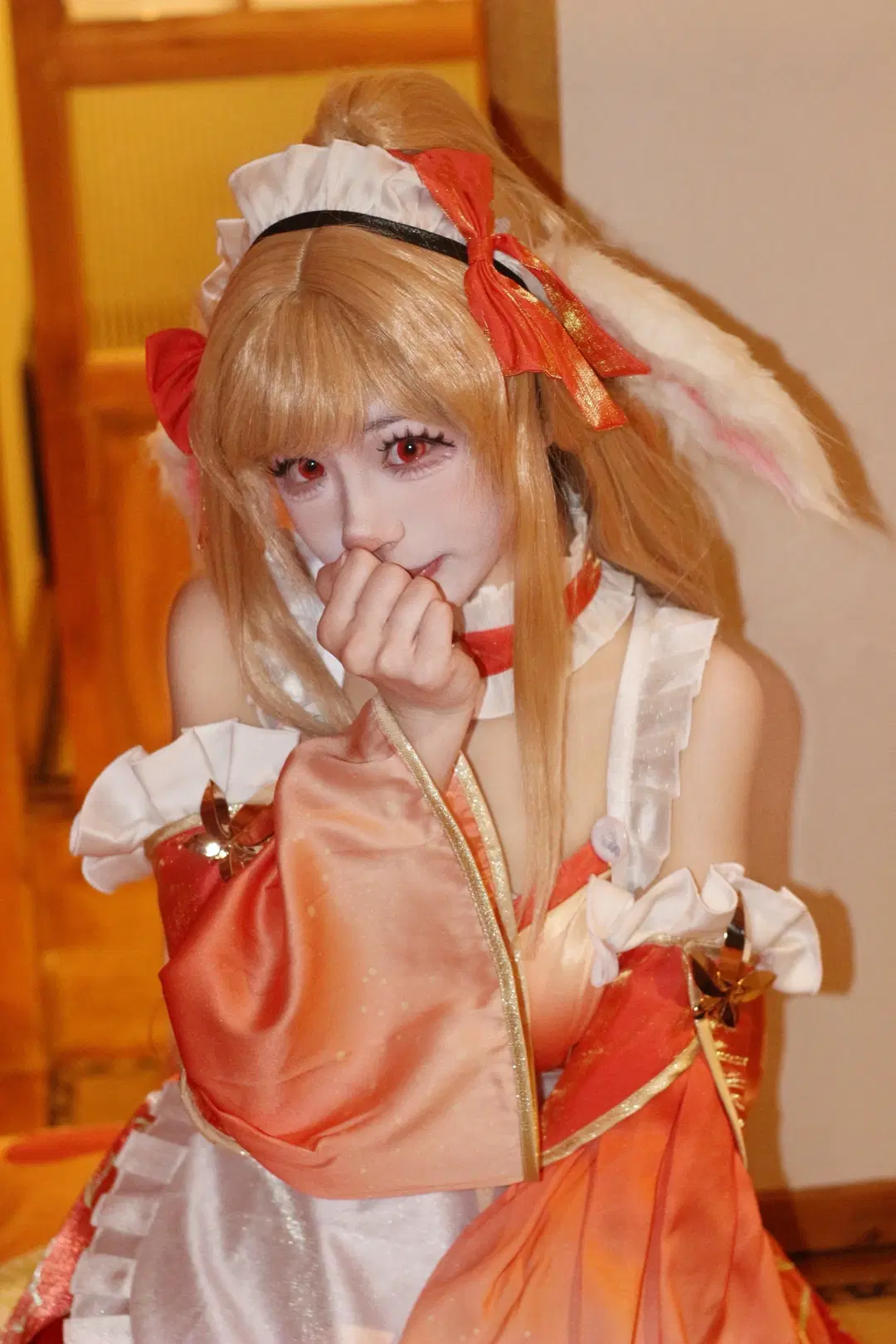 [Gongsun Li Cosplay] Bunny-Eared Maid from Honor of Kings, Charm Beneath the Red Umbrella by 不吃垃圾食品就会疯 - Image 2