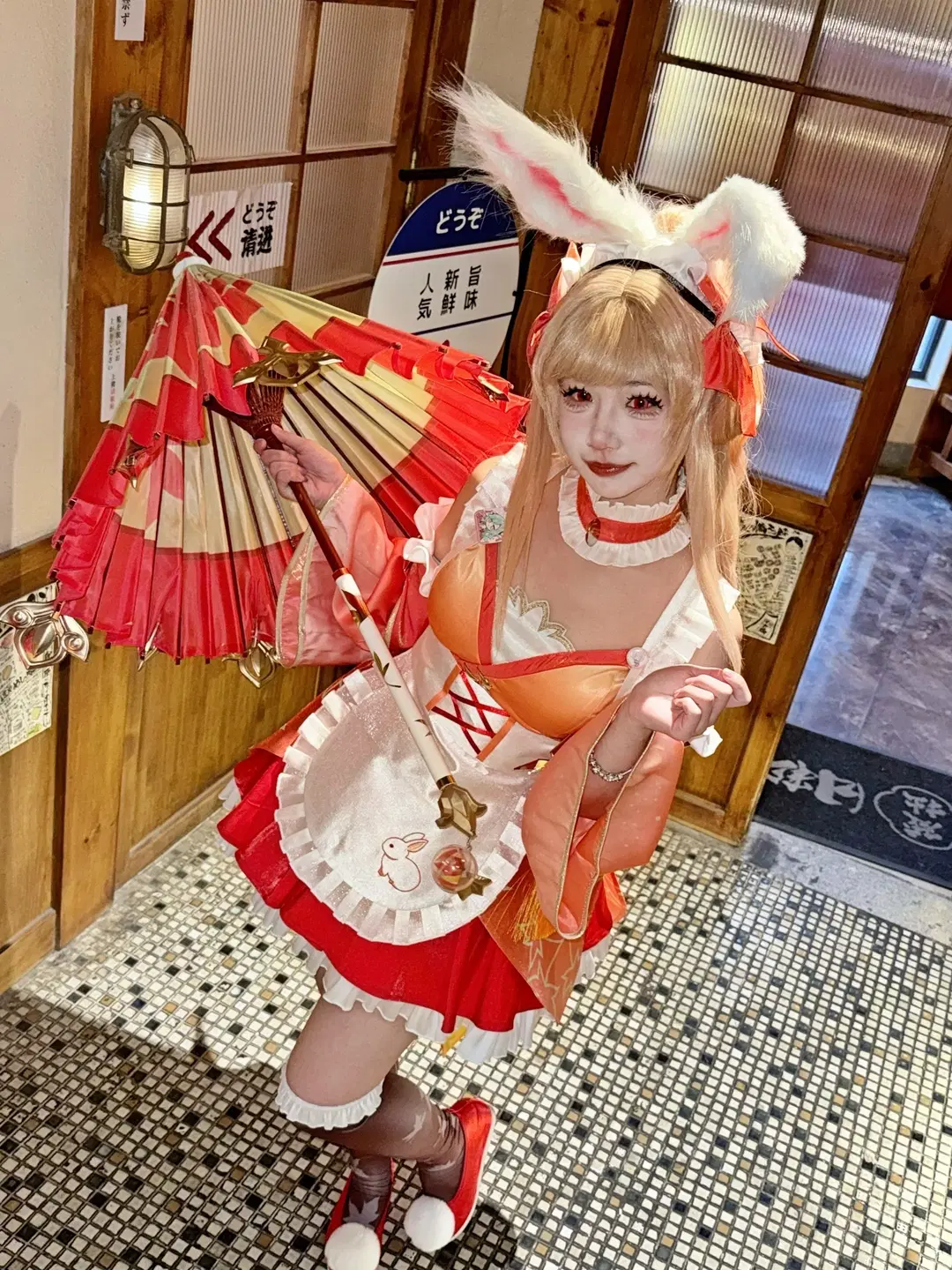 [Gongsun Li Cosplay] Bunny-Eared Maid from Honor of Kings, Charm Beneath the Red Umbrella by 不吃垃圾食品就会疯 - Image 3
