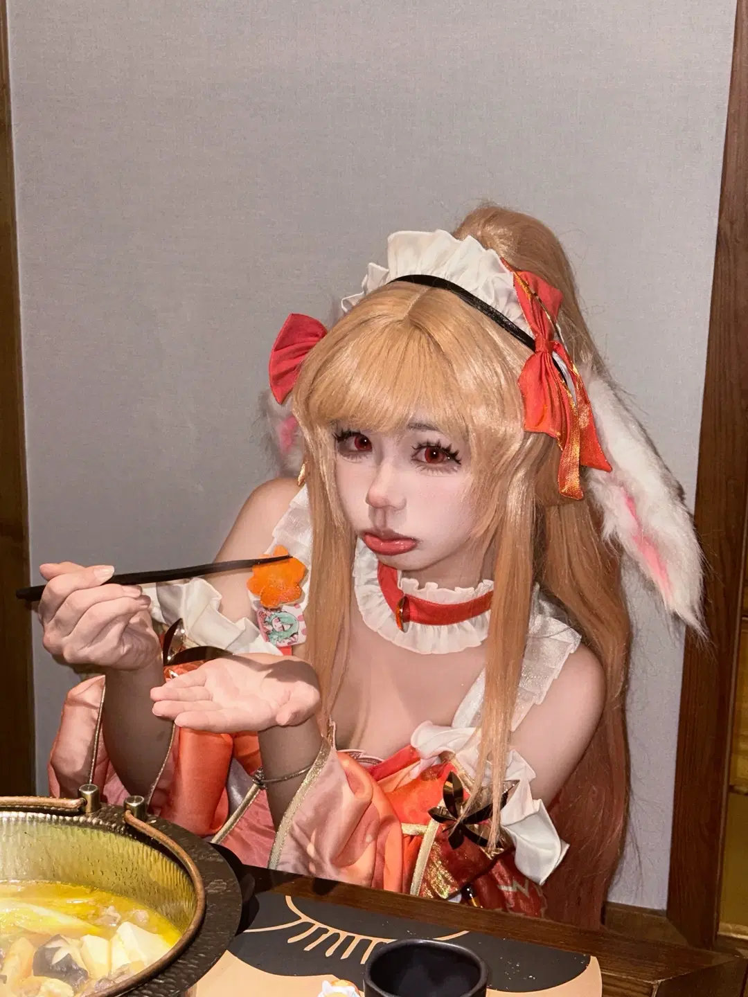 [Gongsun Li Cosplay] Bunny-Eared Maid from Honor of Kings, Charm Beneath the Red Umbrella by 不吃垃圾食品就会疯 - Image 6