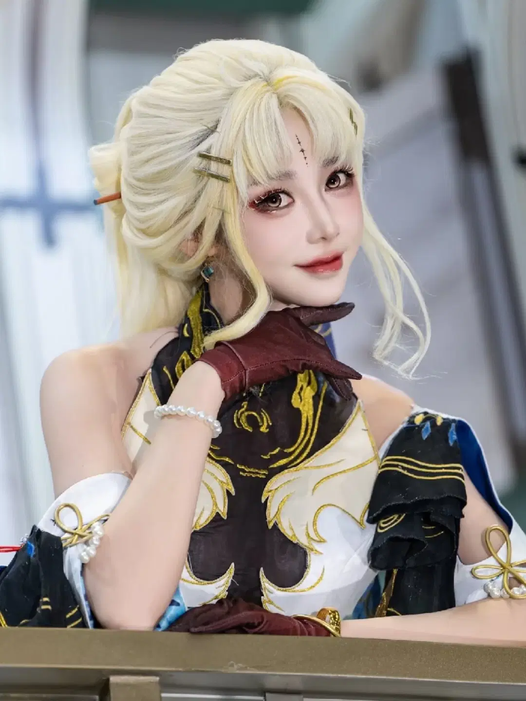 金髮紅妝的古風御姐造型，這套衣服的黑金細節絕了 - 祈雨_约拍 - 第2張