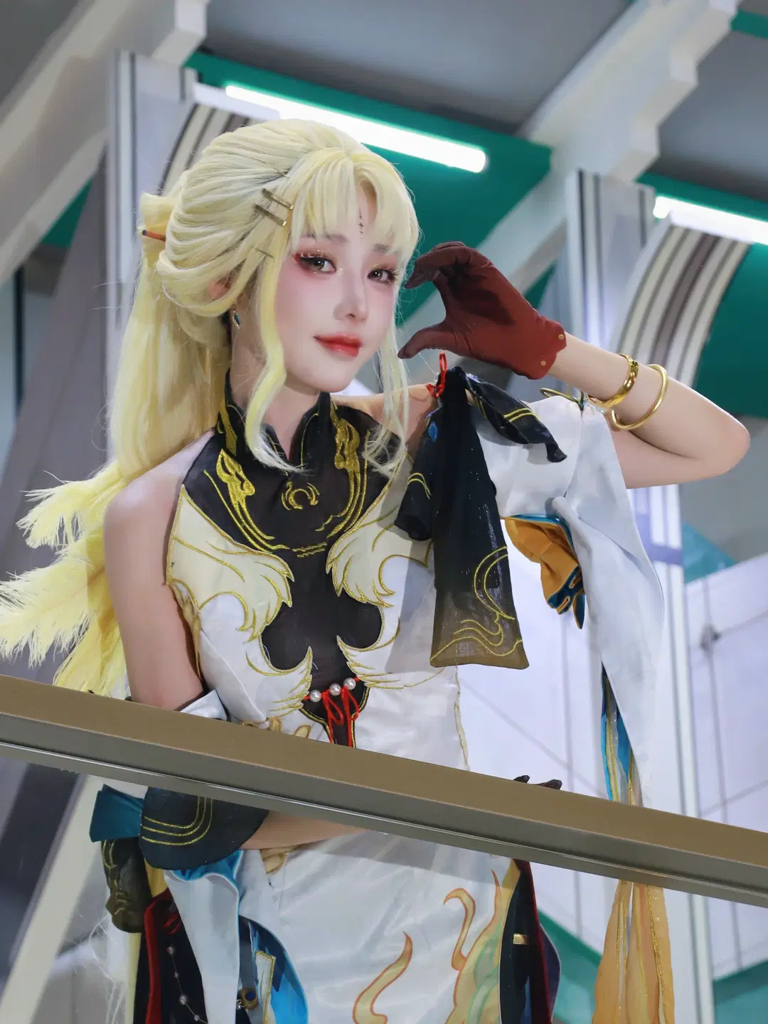 金髮紅妝的古風御姐造型，這套衣服的黑金細節絕了 - 祈雨_约拍 - 第3張