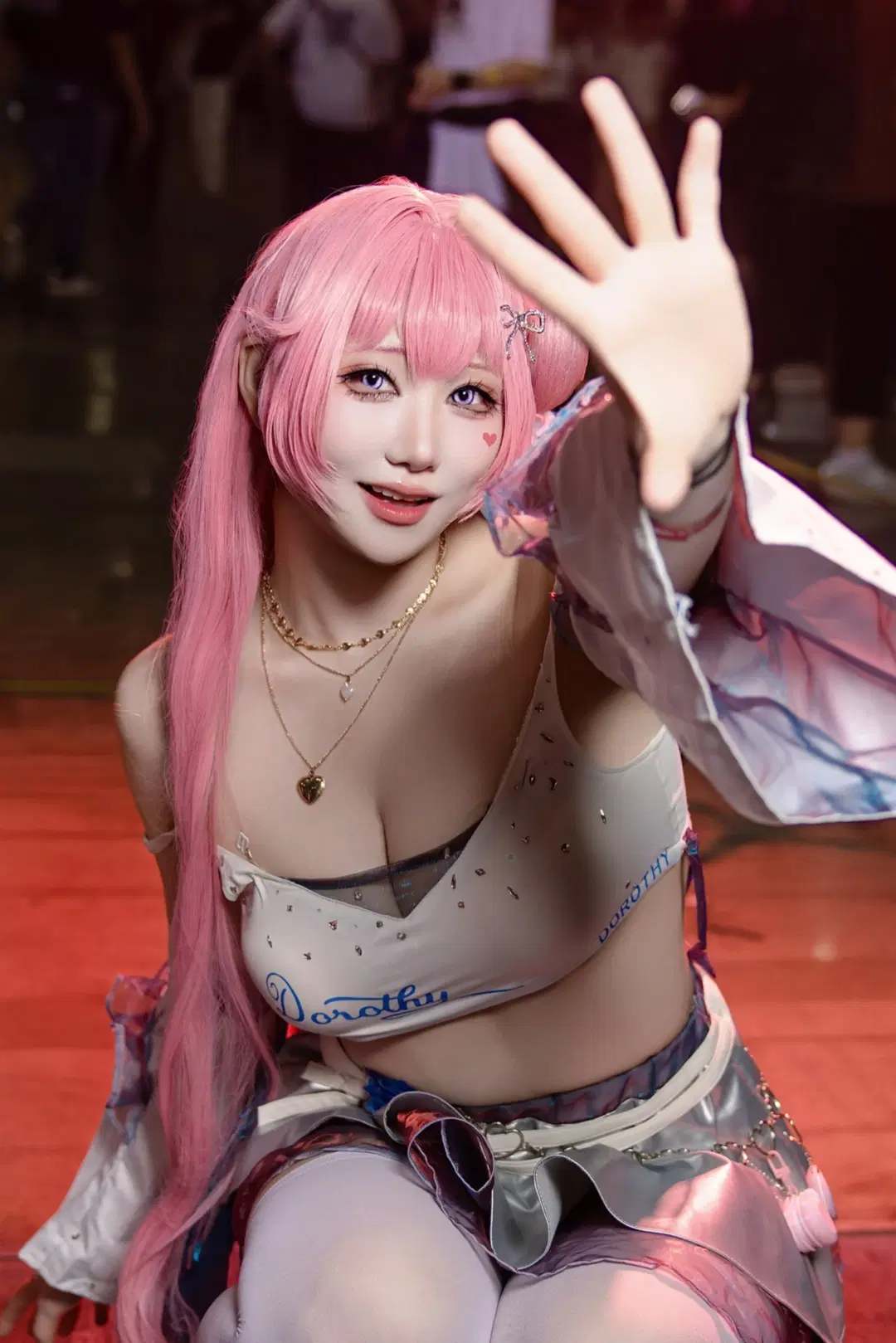 コスプレ, 白ストッキング, 二次元ファッション, ピンク髪のエルフ耳, アニメイベントの裏側