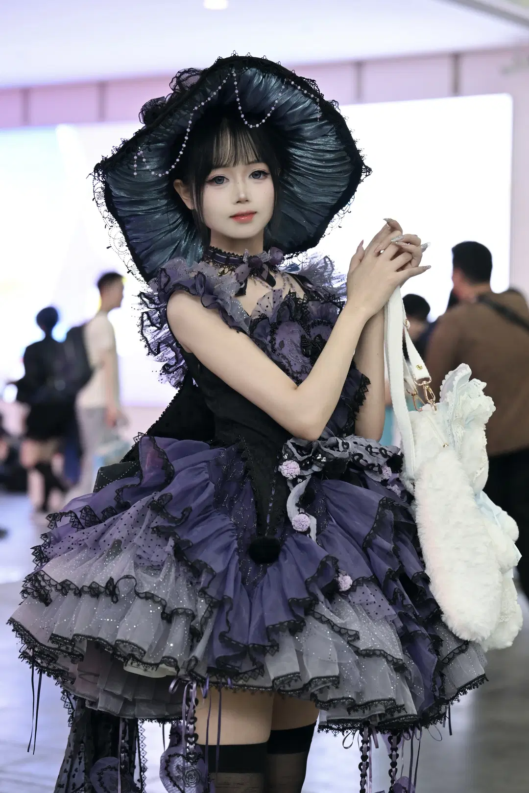 漫展cosplay, 哥特洛丽塔, 黑丝搭配, 暗紫色穿搭, 大檐帽造型