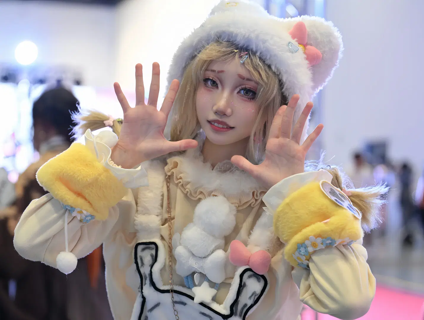 Convention Photos Collection: Multi-Style Coordinates Across Sweet-Cool Techwear and Fluffy Soft Aesthetics by 小非 - Image 5