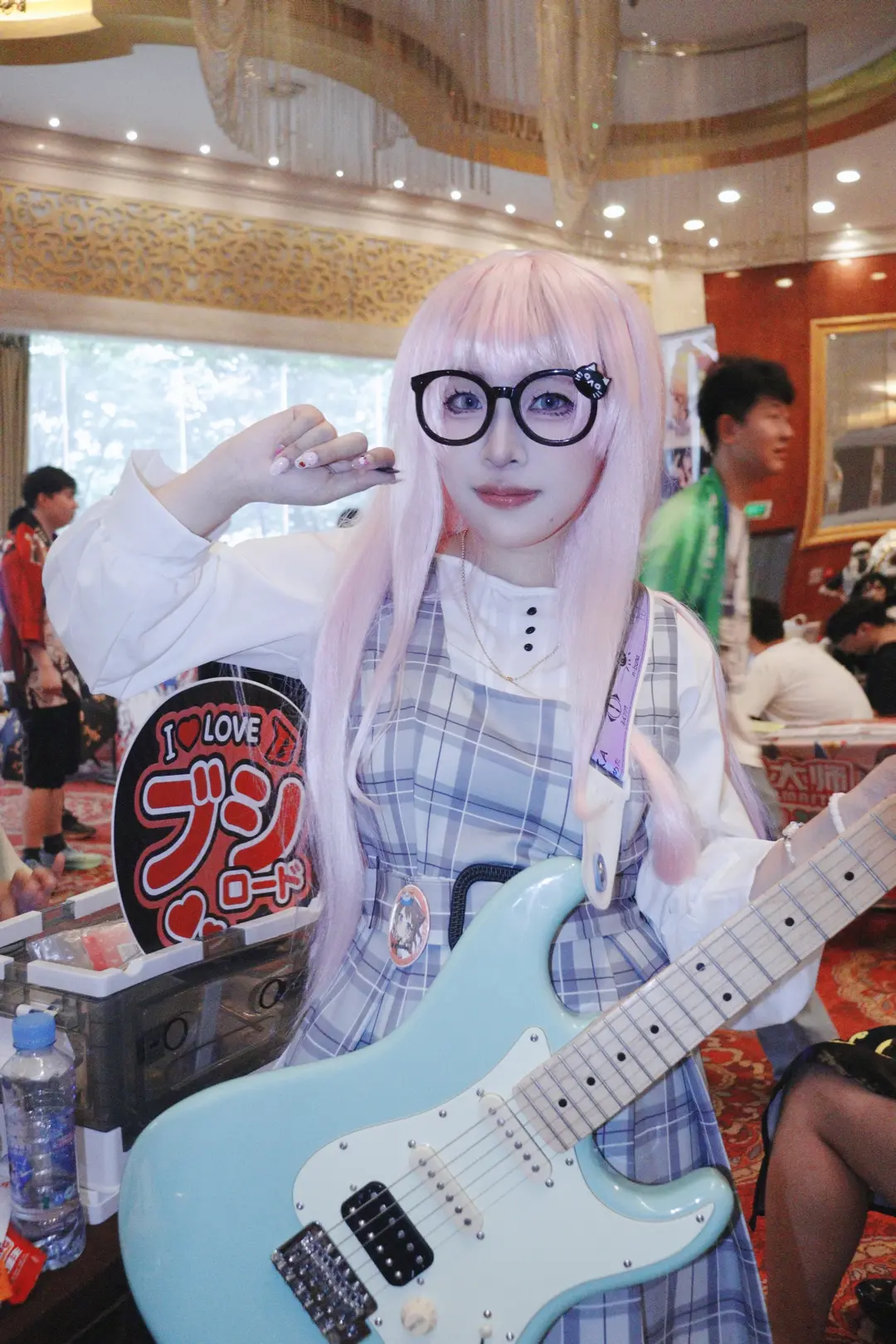 漫展场照, 粉发少女, BanG Dream! It's MyGO!!!!!, 千早爱音cos, 电吉他cos