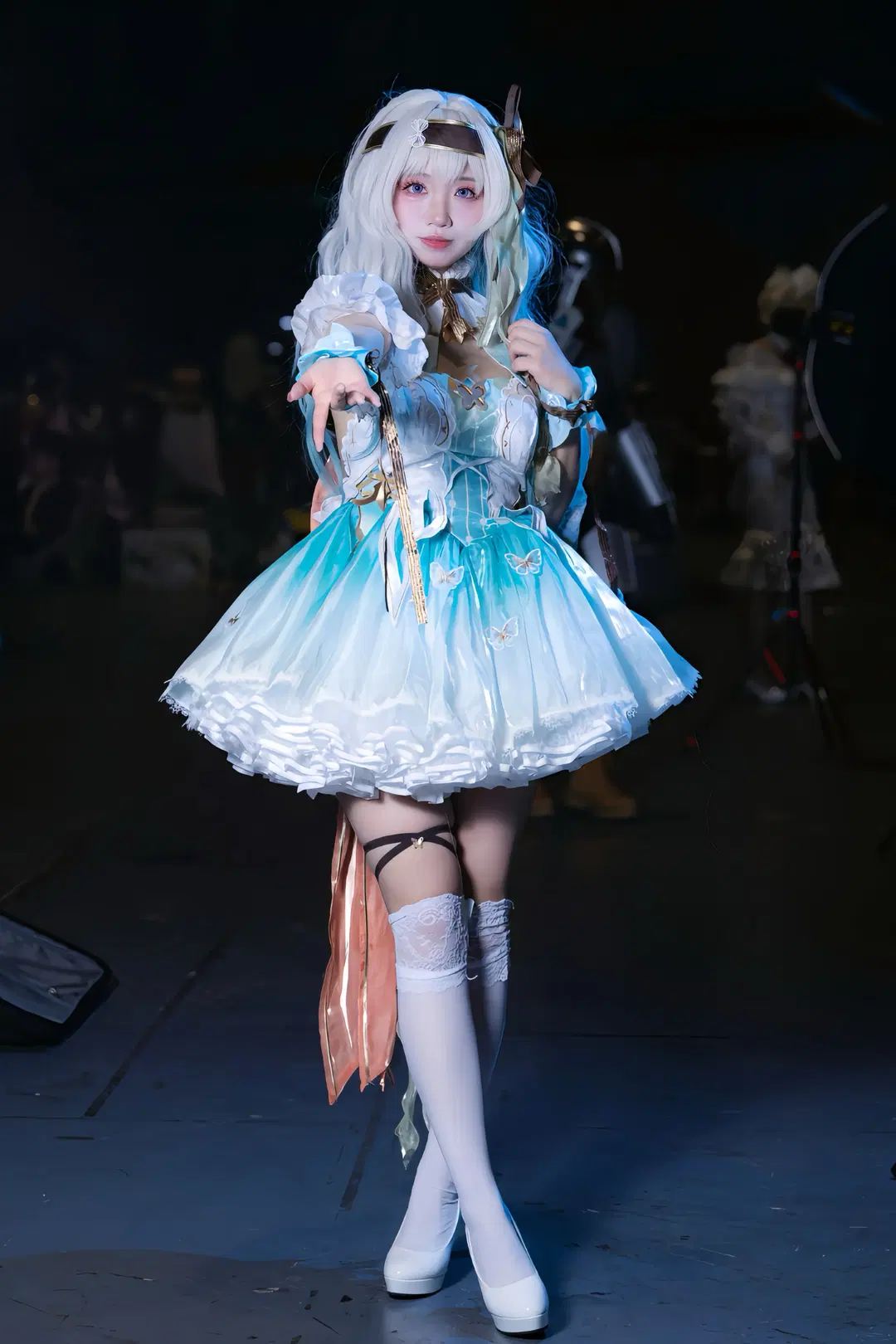 [Firefly cosplay] Honkai: Star Rail Firefly Convention Photos: Stage Atmosphere in White and Cyan Tones by 次元重启 - Image 3