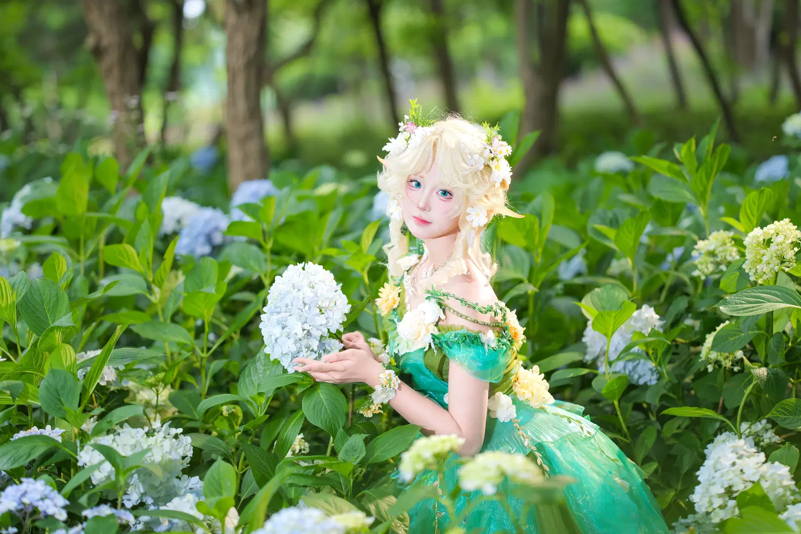 森に佇むエルフの庭師：庭園での撮影による屋外コスプレ写真 - 段景 - 6枚目