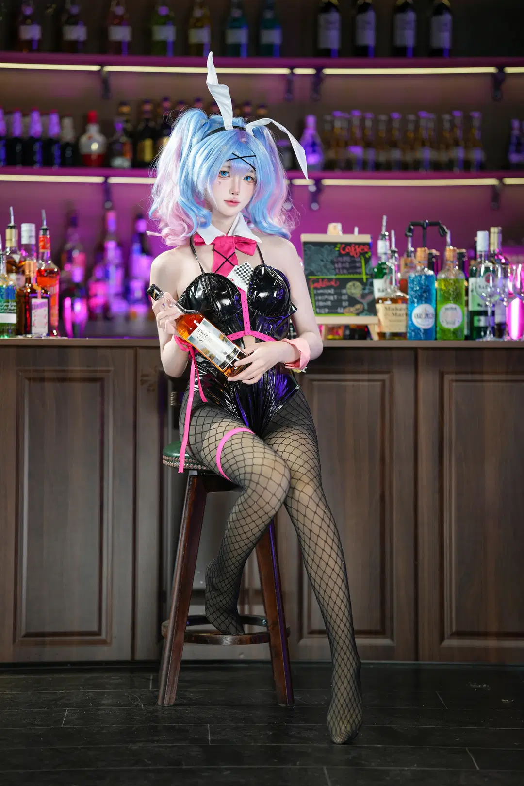 【初音未来cos】酒吧吧台里的兔子洞，暗黑系网袜兔女郎 - 昵称为空 - 第10张