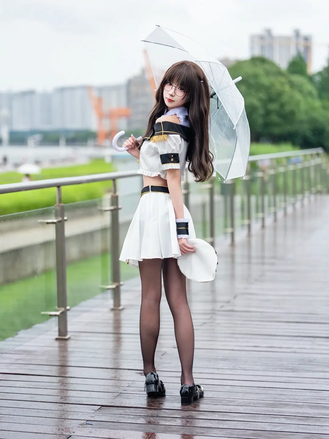 雨后的制服写真，黑丝搭配透明伞氛围感拉满 - 北原 - 第4张