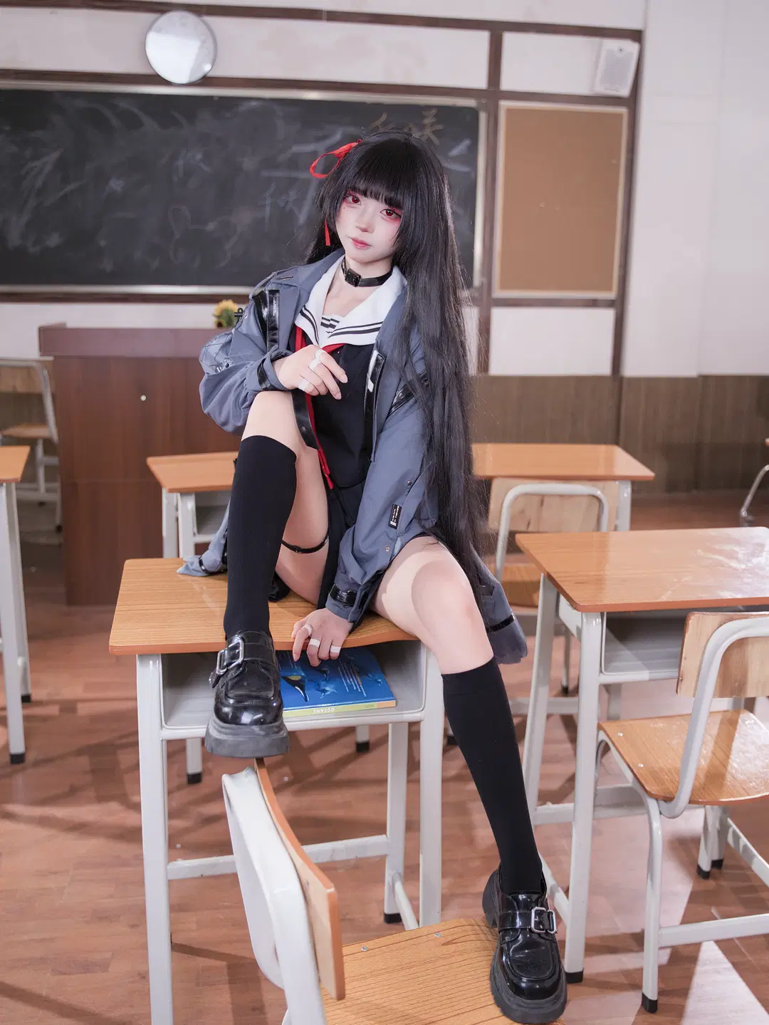 【千咲cos】黑发红瞳水手服，教室里的颓废感 - 八角📷 - 第2张