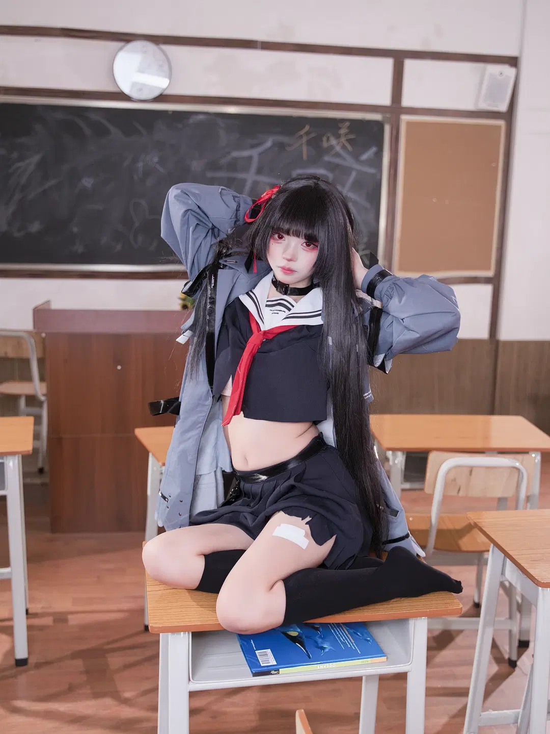 【千咲cos】黑发红瞳水手服，教室里的颓废感 - 八角📷 - 第3张