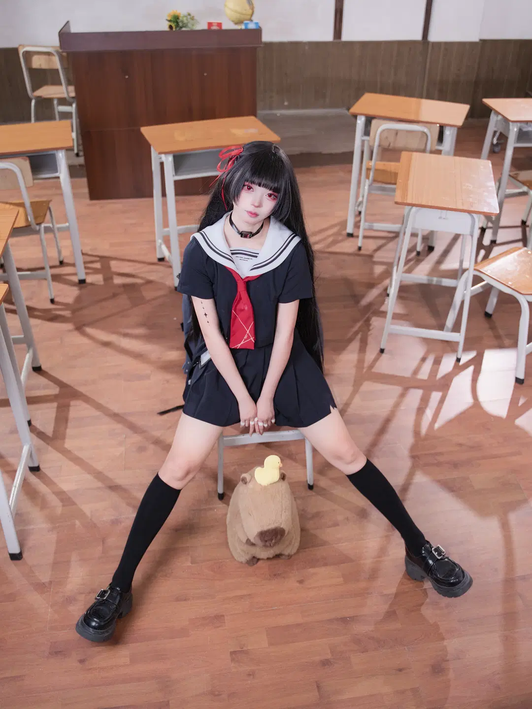 【千咲cos】黑发红瞳水手服，教室里的颓废感 - 八角📷 - 第4张