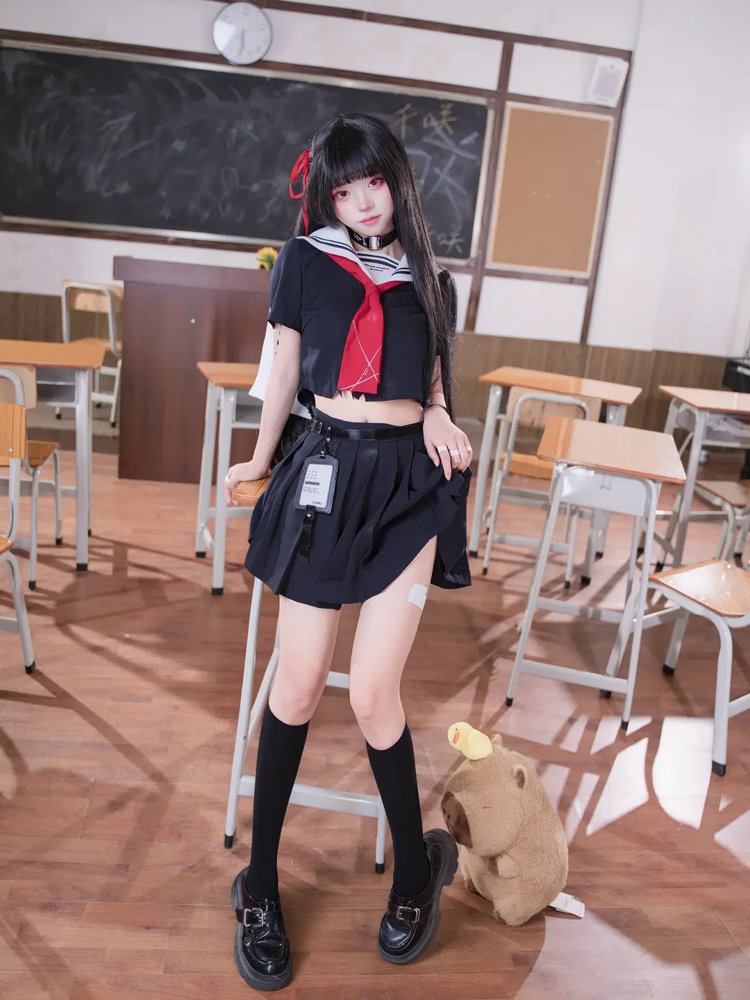 【千咲cos】黑发红瞳水手服，教室里的颓废感 - 八角📷 - 第6张