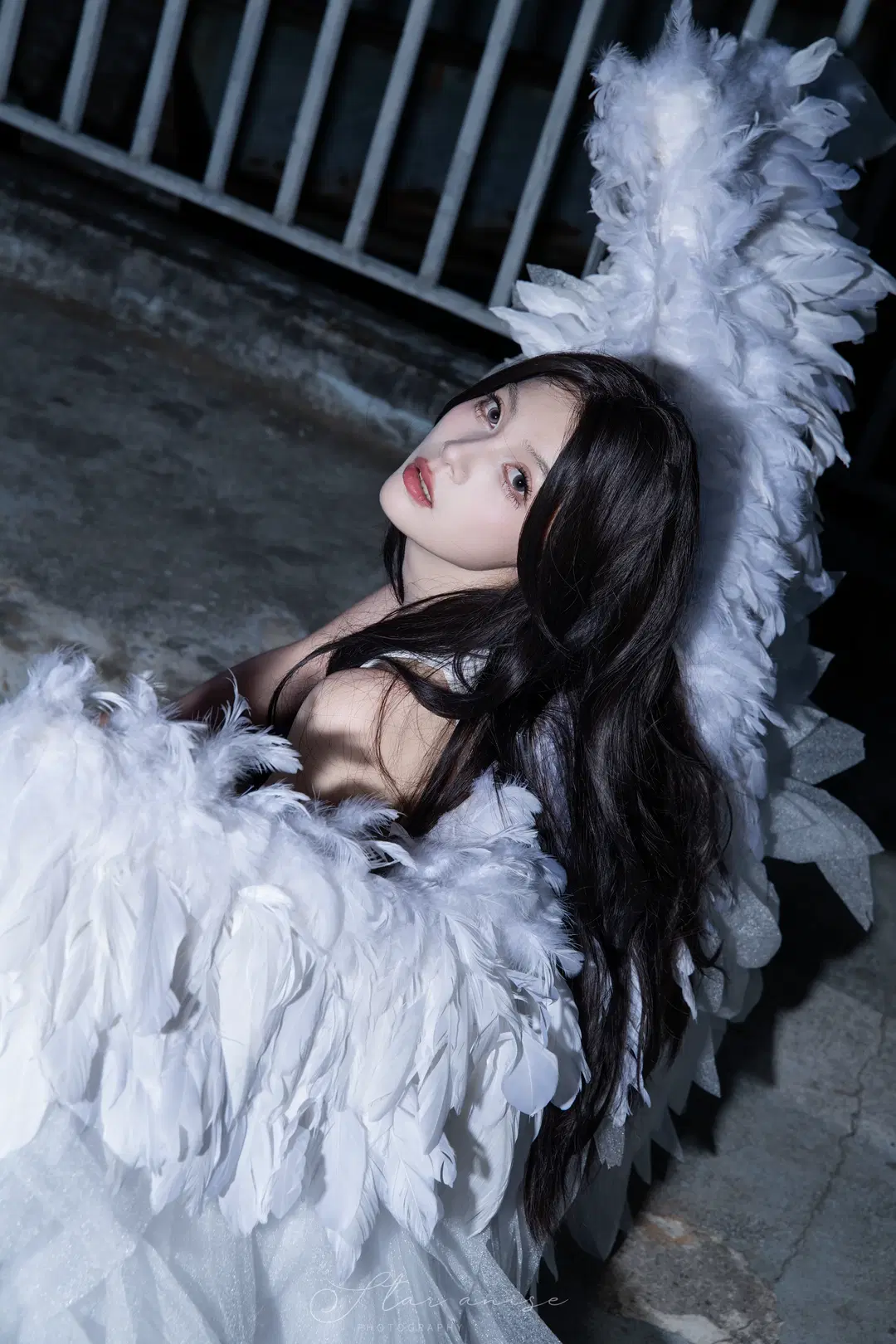 【大天使コスプレ】夜の廃墟に舞い降りたダークエンジェル、冷光が紡ぐ圧倒的な孤独感 - 八角 - 2枚目