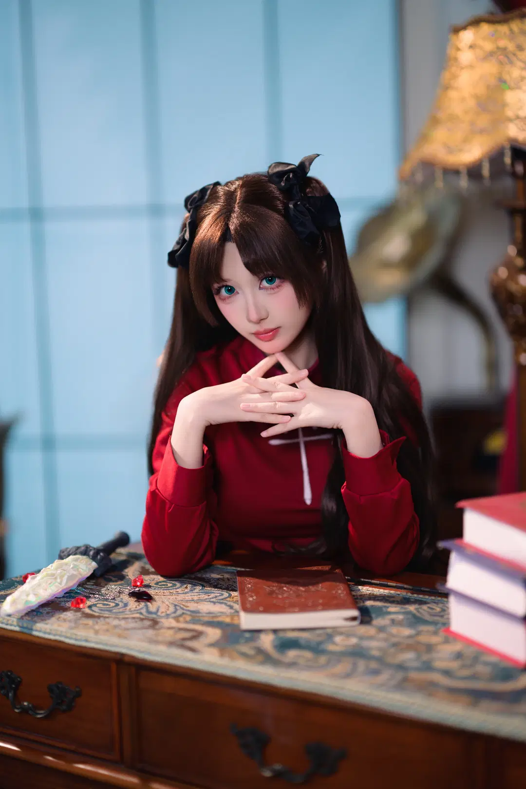 【遠坂凛 コスプレ】『フェイト』シリーズの王道スタイル：赤黒コーデとオーバーニーソックスで綴るレトロな書斎の記録（コスプレ） - 银河天路 - 10枚目