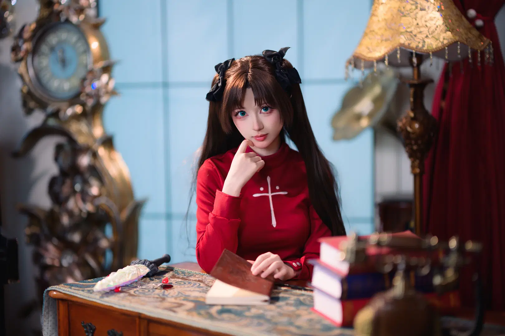 【遠坂凛 コスプレ】『フェイト』シリーズの王道スタイル：赤黒コーデとオーバーニーソックスで綴るレトロな書斎の記録（コスプレ） - 银河天路 - 11枚目