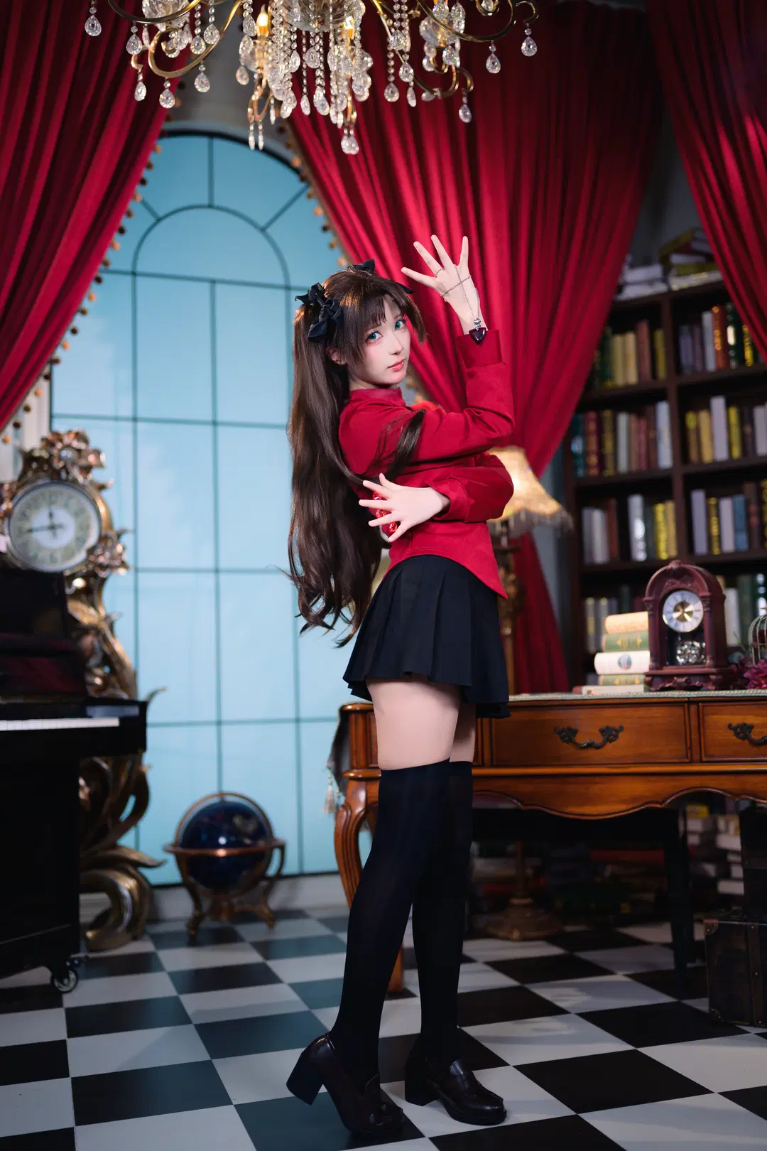 【遠坂凛 コスプレ】『フェイト』シリーズの王道スタイル：赤黒コーデとオーバーニーソックスで綴るレトロな書斎の記録（コスプレ） - 银河天路 - 12枚目