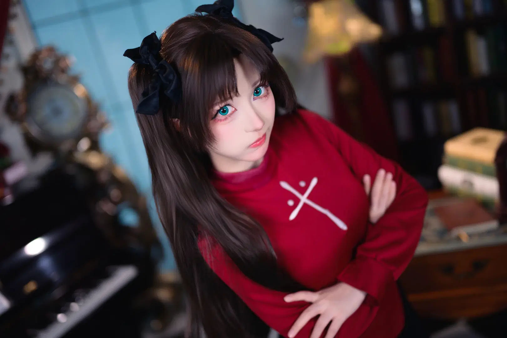 【遠坂凛 コスプレ】『フェイト』シリーズの王道スタイル：赤黒コーデとオーバーニーソックスで綴るレトロな書斎の記録（コスプレ） - 银河天路 - 13枚目