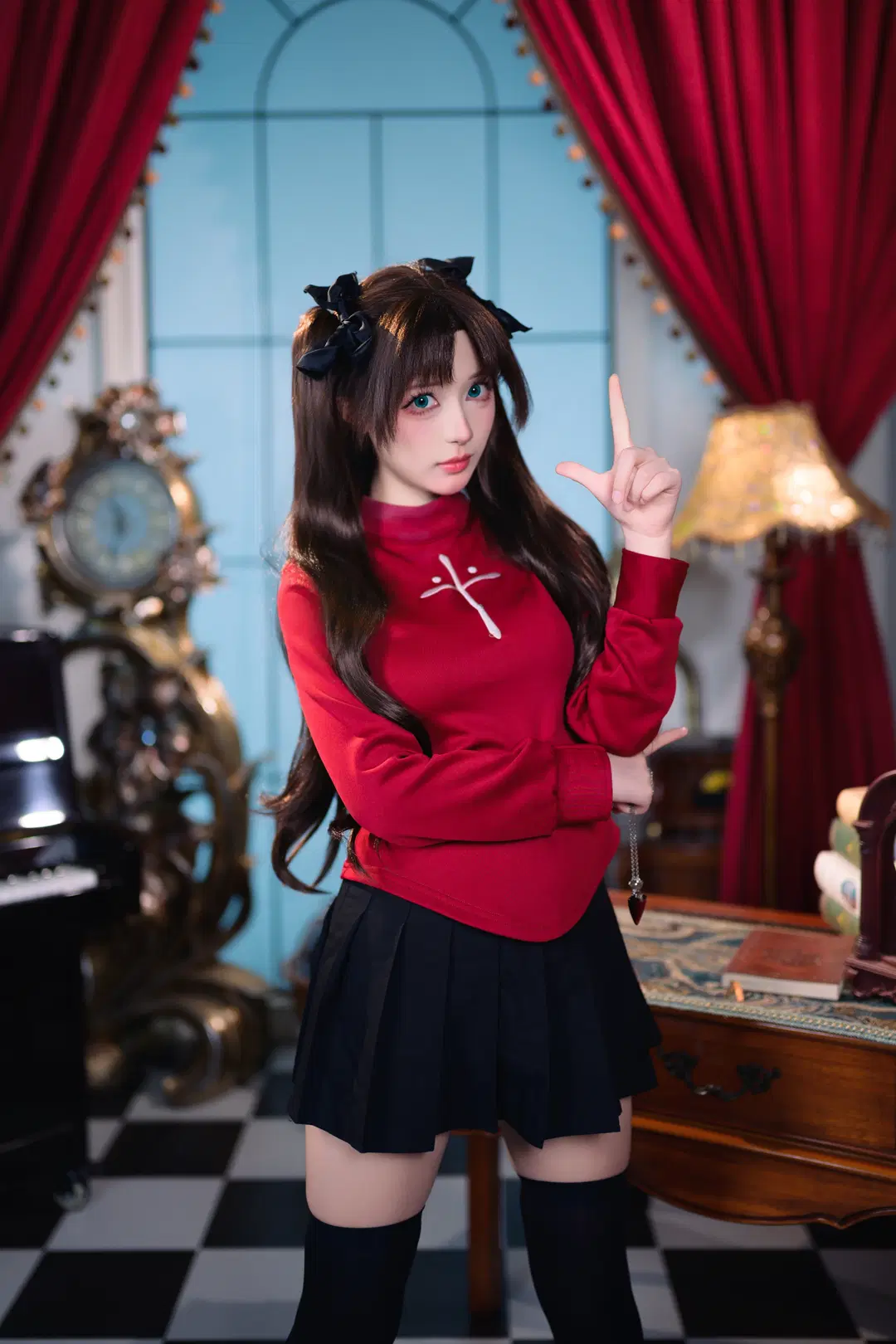 【遠坂凛 コスプレ】『フェイト』シリーズの王道スタイル：赤黒コーデとオーバーニーソックスで綴るレトロな書斎の記録（コスプレ） - 银河天路 - 2枚目