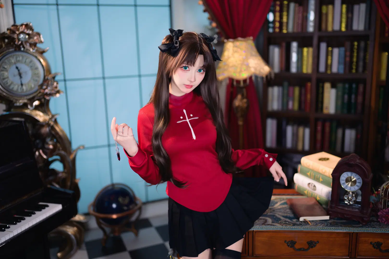 【遠坂凛 コスプレ】『フェイト』シリーズの王道スタイル：赤黒コーデとオーバーニーソックスで綴るレトロな書斎の記録（コスプレ） - 银河天路 - 3枚目