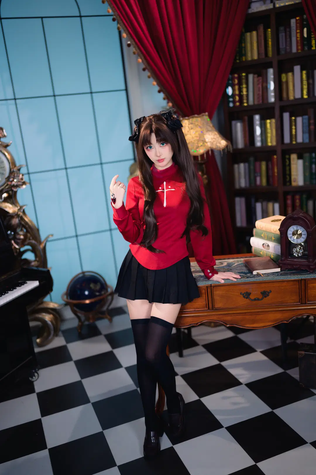 【遠坂凛 コスプレ】『フェイト』シリーズの王道スタイル：赤黒コーデとオーバーニーソックスで綴るレトロな書斎の記録（コスプレ） - 银河天路 - 4枚目