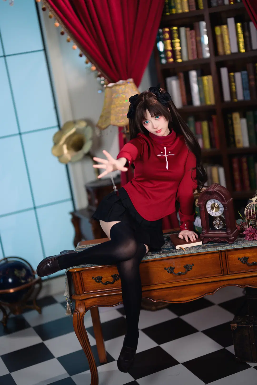 【遠坂凛 コスプレ】『フェイト』シリーズの王道スタイル：赤黒コーデとオーバーニーソックスで綴るレトロな書斎の記録（コスプレ） - 银河天路 - 6枚目