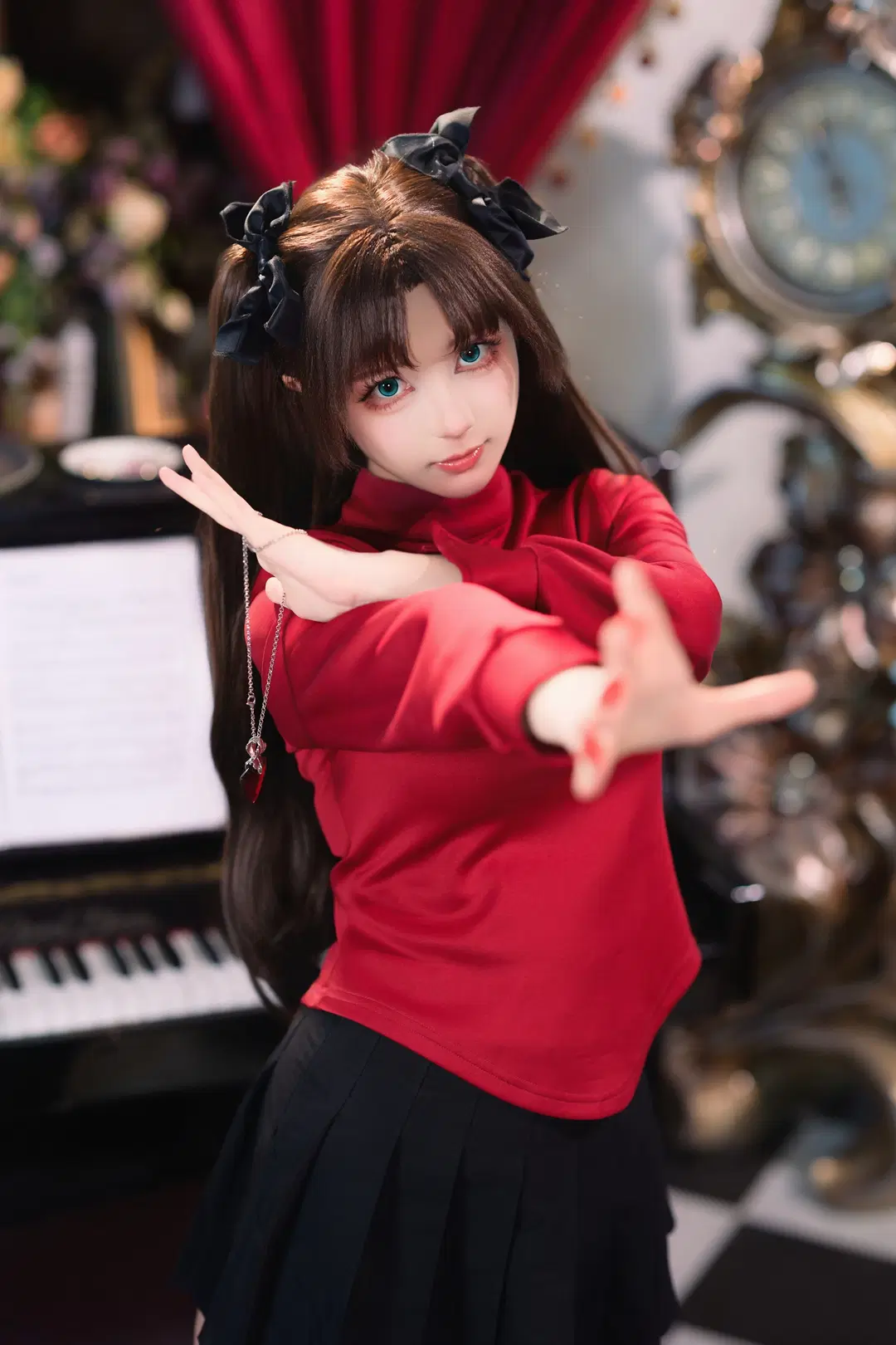 【遠坂凛 コスプレ】『フェイト』シリーズの王道スタイル：赤黒コーデとオーバーニーソックスで綴るレトロな書斎の記録（コスプレ） - 银河天路 - 7枚目